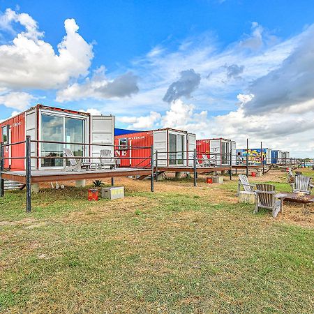 Flophouze Shipping Container Hotel Round Top 외부 사진