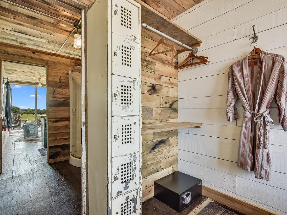 Flophouze Shipping Container Hotel Round Top 외부 사진