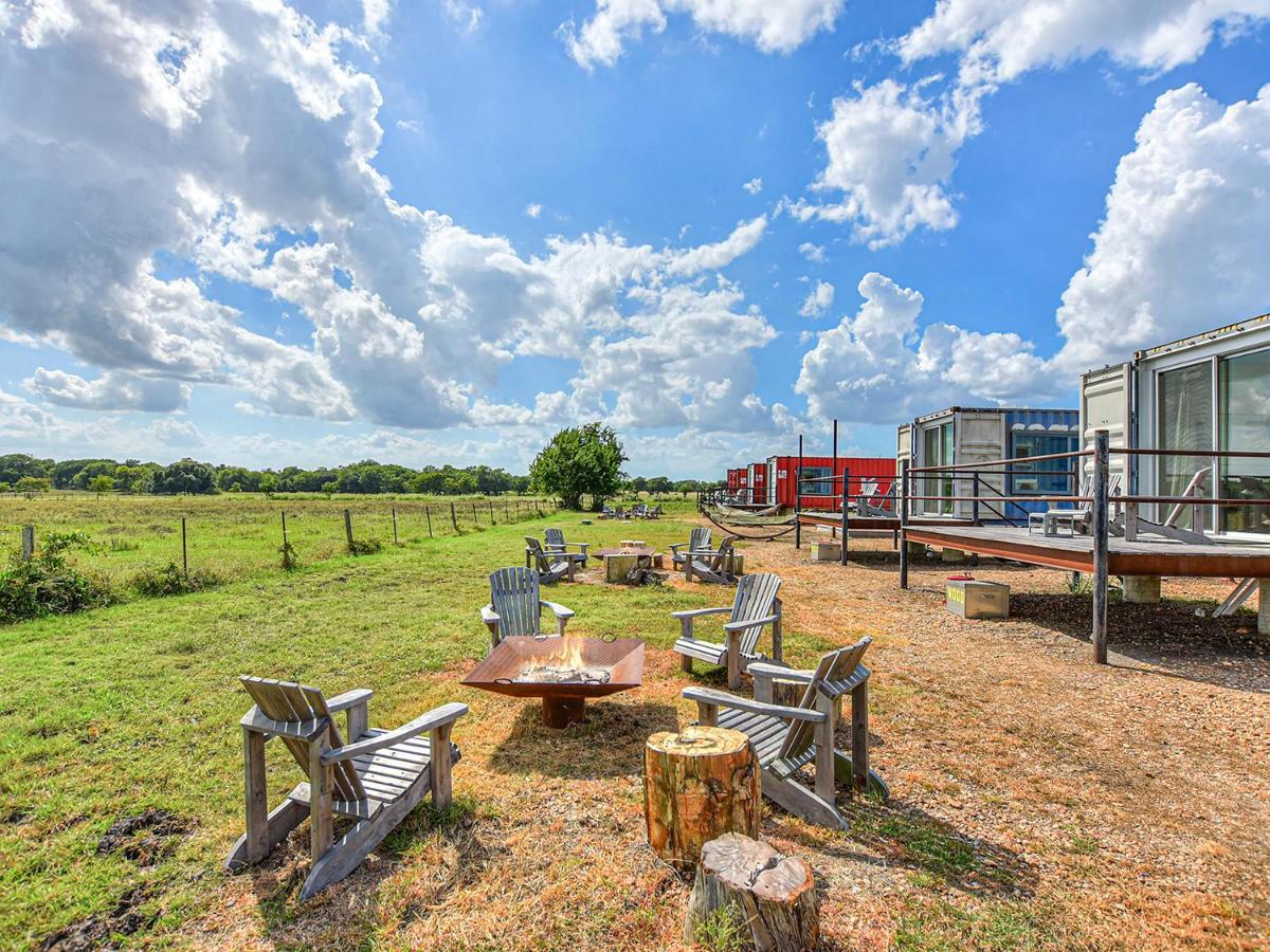 Flophouze Shipping Container Hotel Round Top 외부 사진