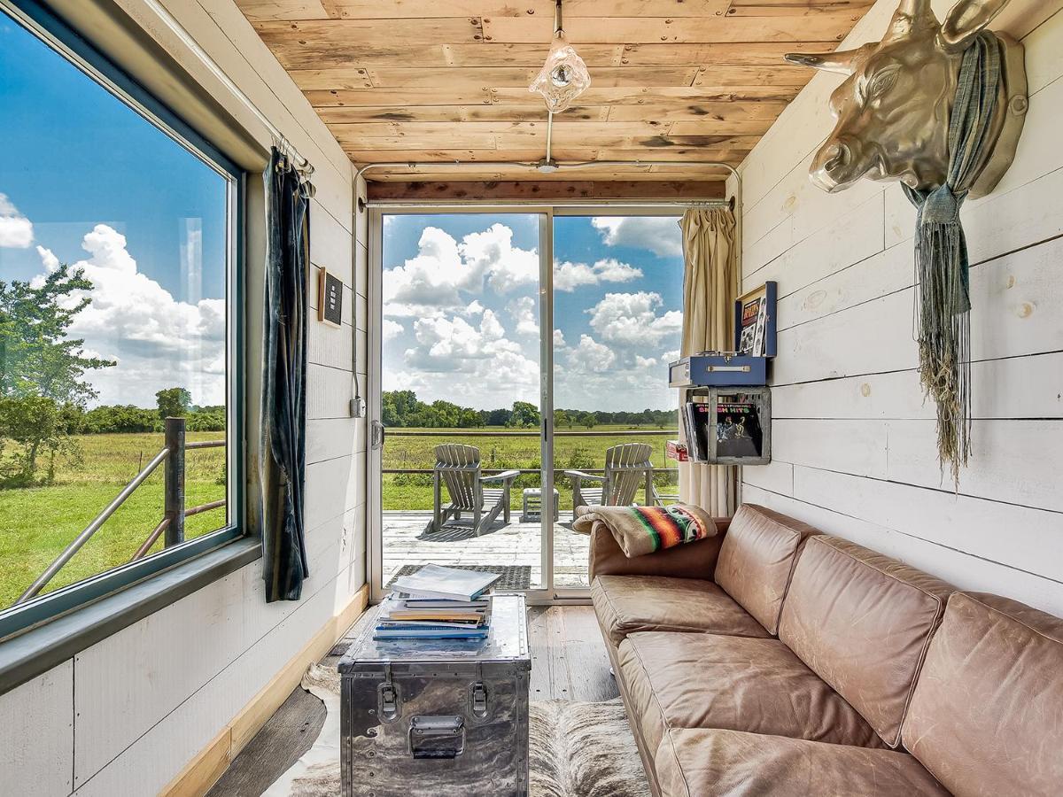 Flophouze Shipping Container Hotel Round Top 외부 사진