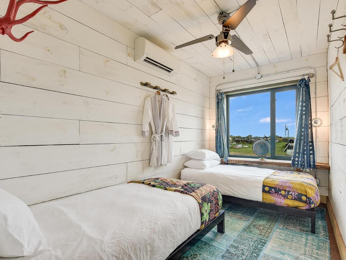 Flophouze Shipping Container Hotel Round Top 외부 사진