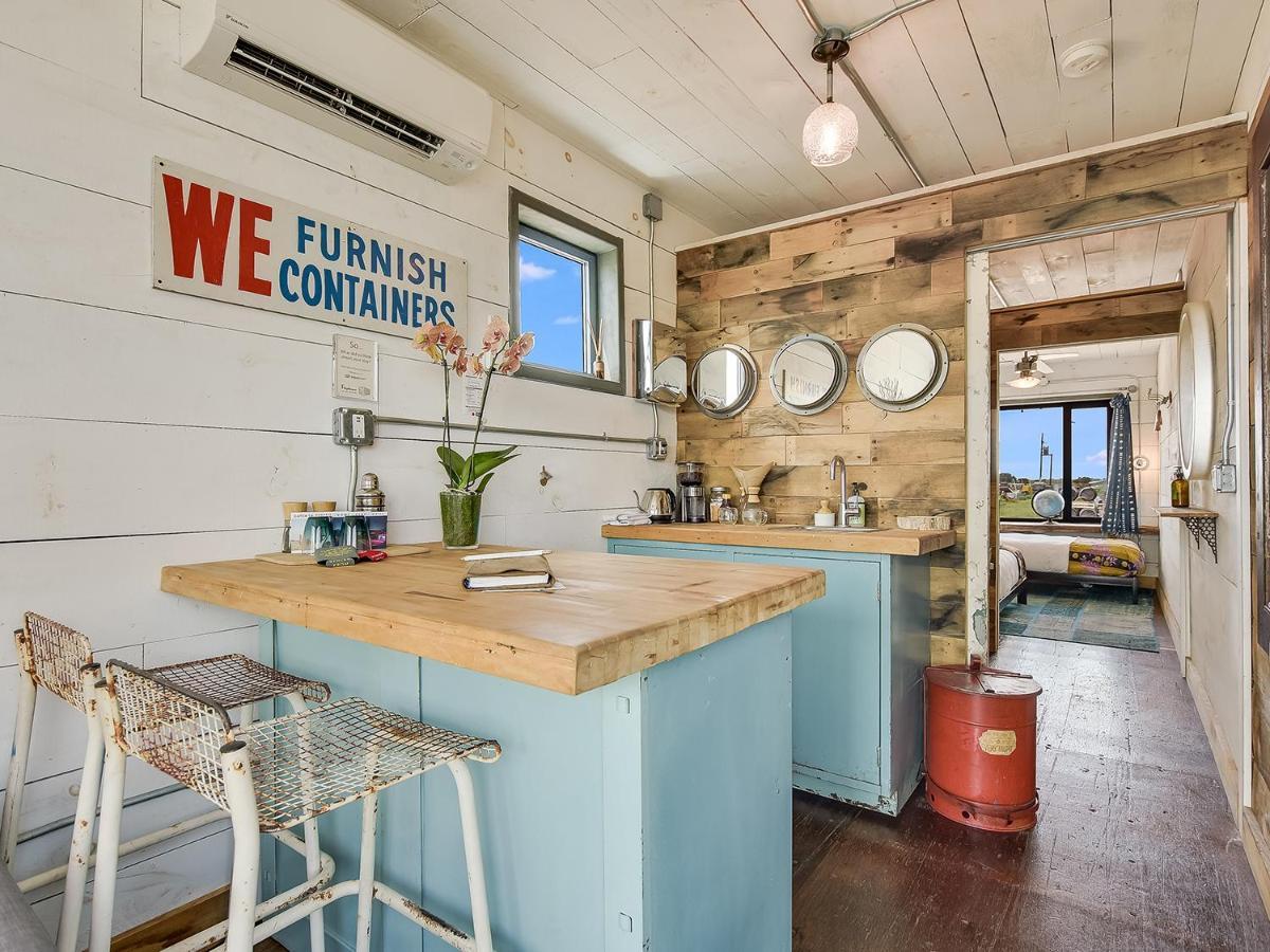 Flophouze Shipping Container Hotel Round Top 외부 사진