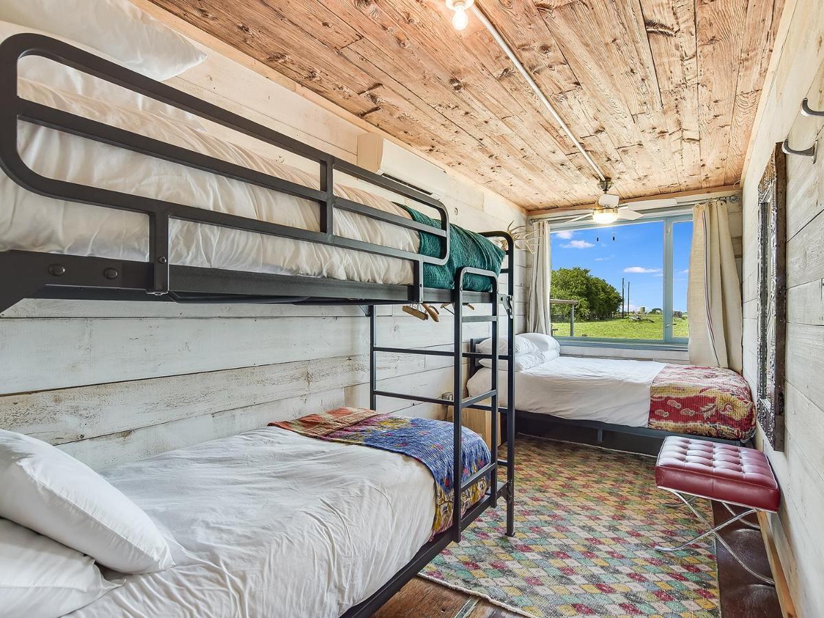 Flophouze Shipping Container Hotel Round Top 외부 사진