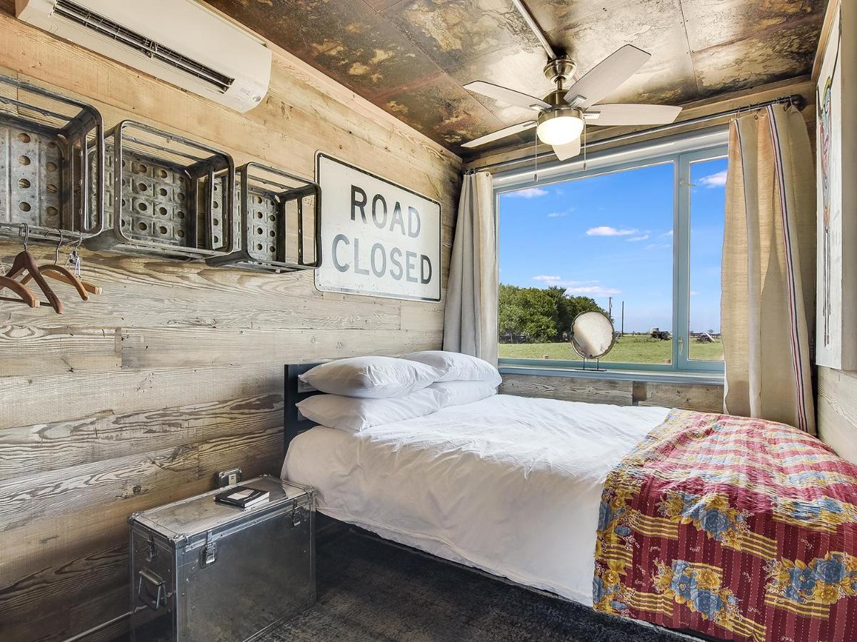 Flophouze Shipping Container Hotel Round Top 외부 사진