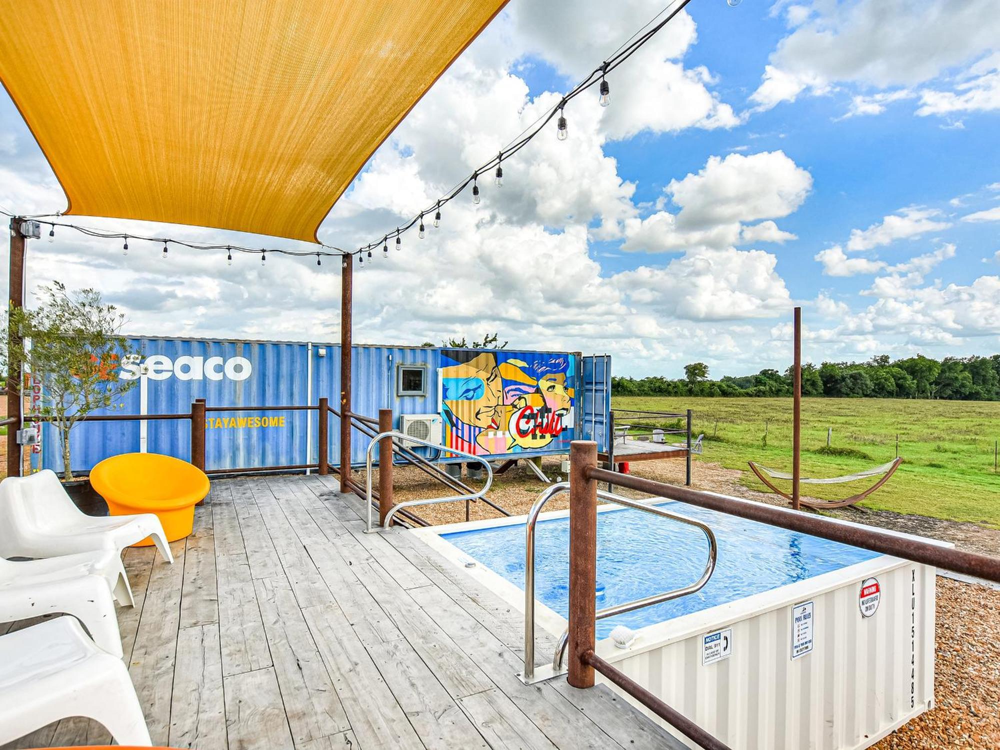 Flophouze Shipping Container Hotel Round Top 외부 사진