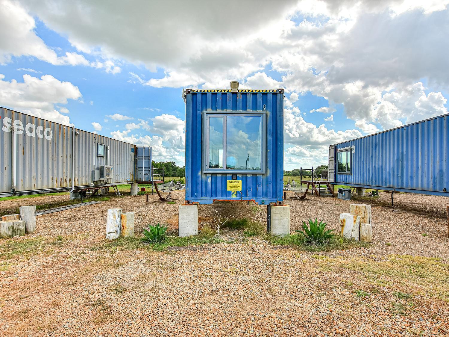 Flophouze Shipping Container Hotel Round Top 외부 사진